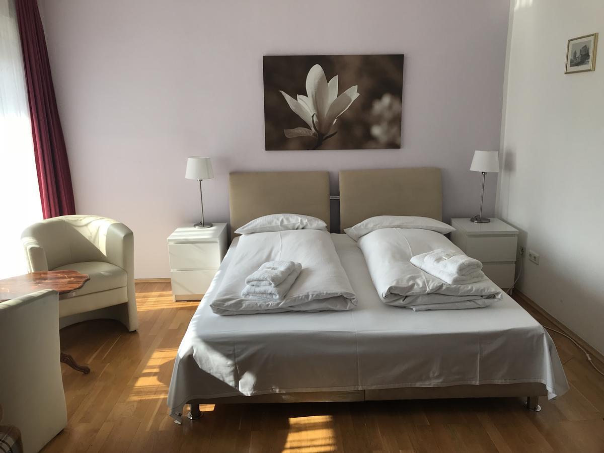 Hotel-Pension Asta Мюнхен Экстерьер фото