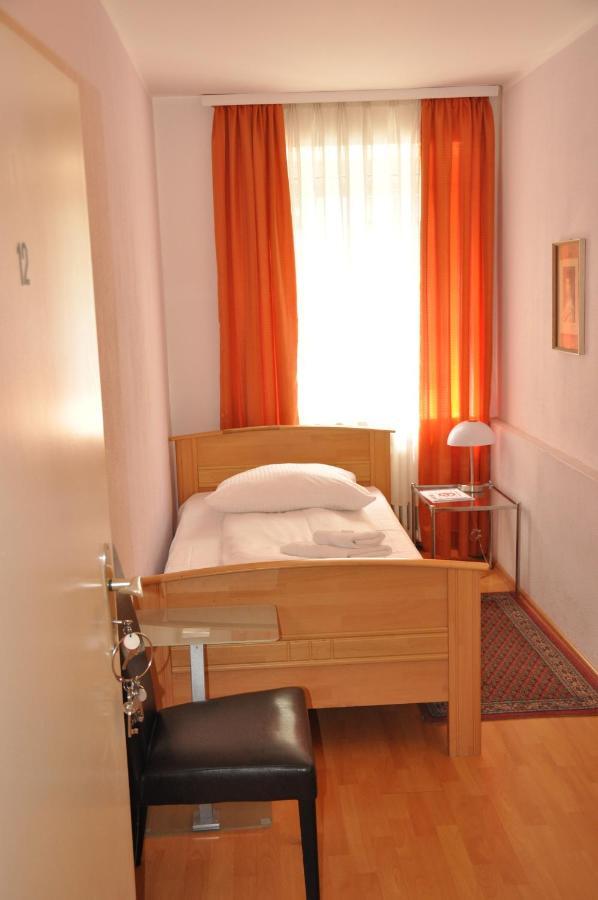 Hotel-Pension Asta Мюнхен Экстерьер фото